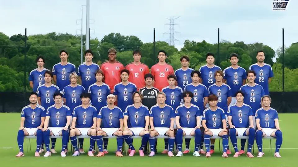 日本队拍摄全队大合影：板仓滉、堂安律位居前排C位