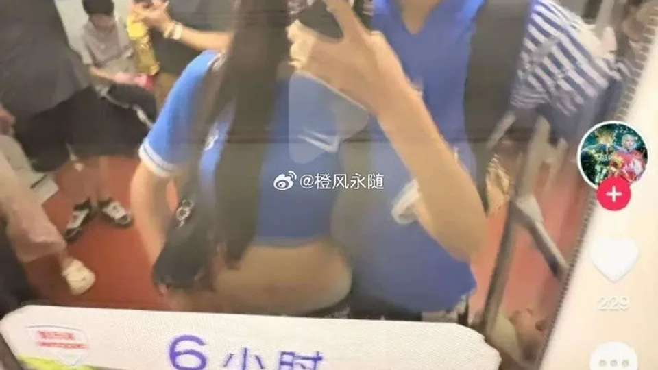此前身穿申花球衣与女友拍照，海港梯队小将许祺祯发文道歉