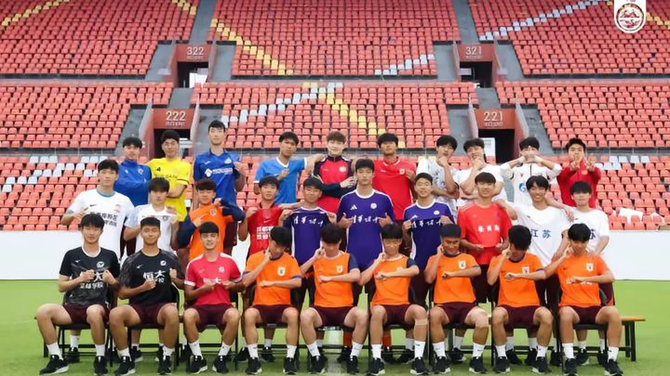 U17国足在肇庆集训热身取得2胜1平，球队拍摄“五彩全家福”